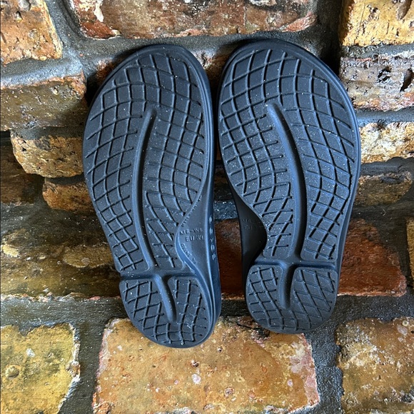 OOFOS Sandals. - Picture 5 of 5